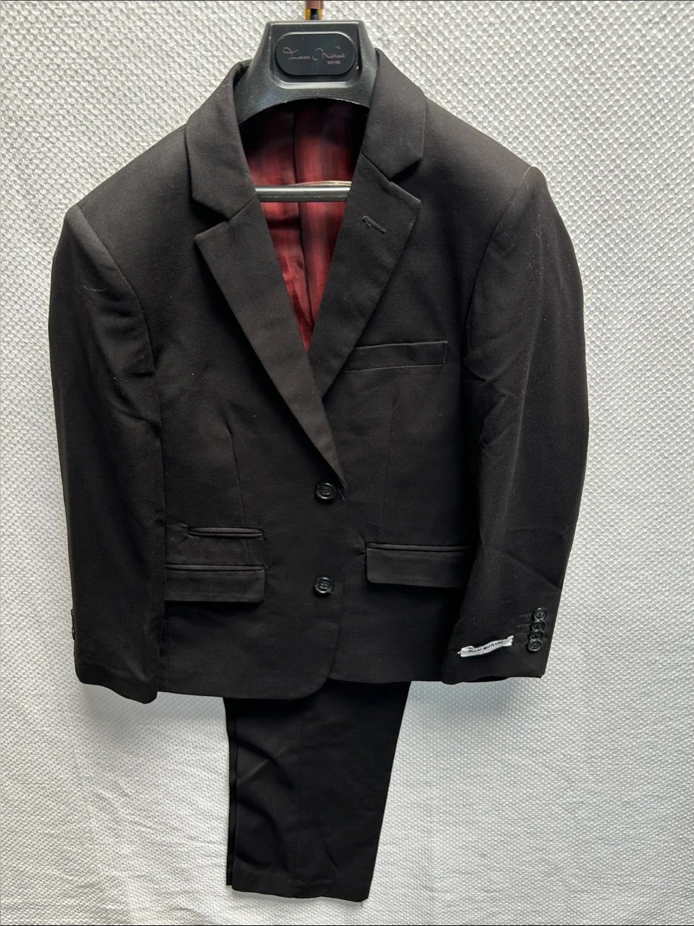 Isaac Mizrahi Black 2 Button Boy’s Suit.NWOT. Size 8H. Wool blend. Lined Pant.